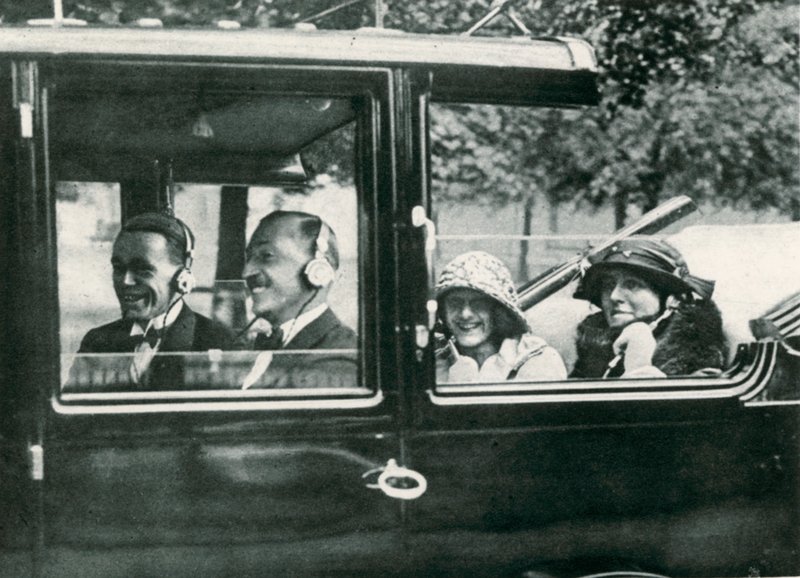 Radio w drodze, 1923 autorstwa English Photographer