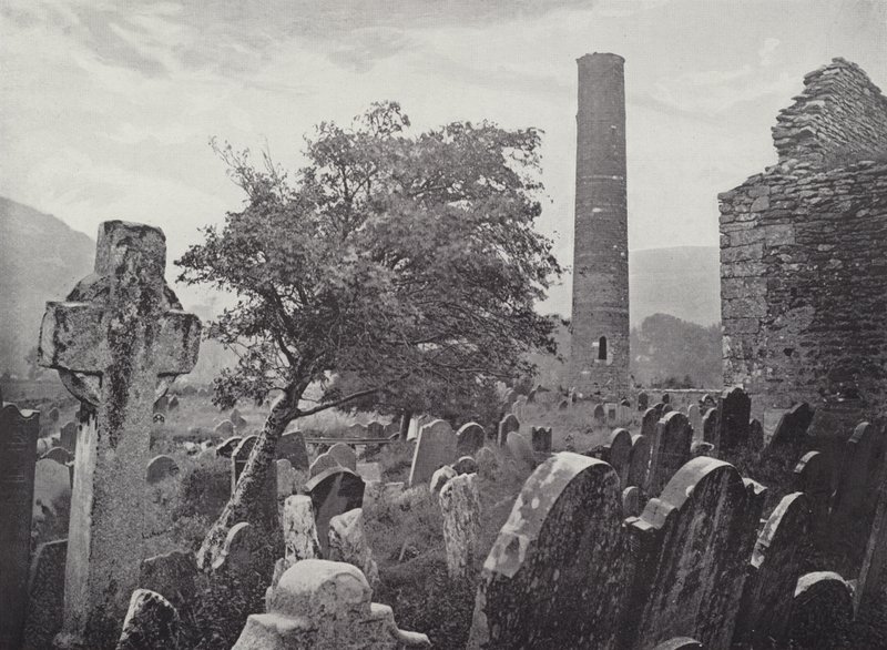 Okrągła wieża, krzyż i kuchnia św. Kevina, Glendalough autorstwa English Photographer