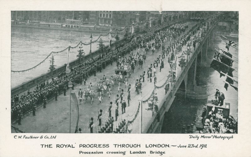 Królewska procesja przechodząca przez London Bridge autorstwa English Photographer