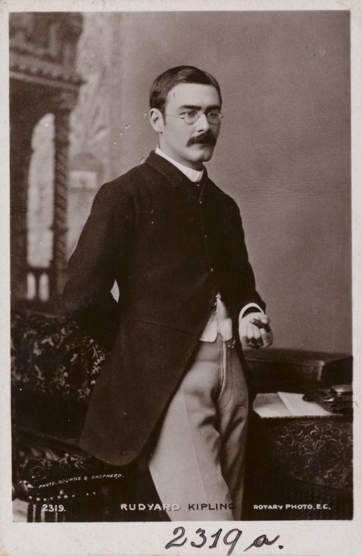 Rudyard Kipling (1865-1936), angielski autor opowiadań, poeta i powieściopisarz autorstwa English Photographer