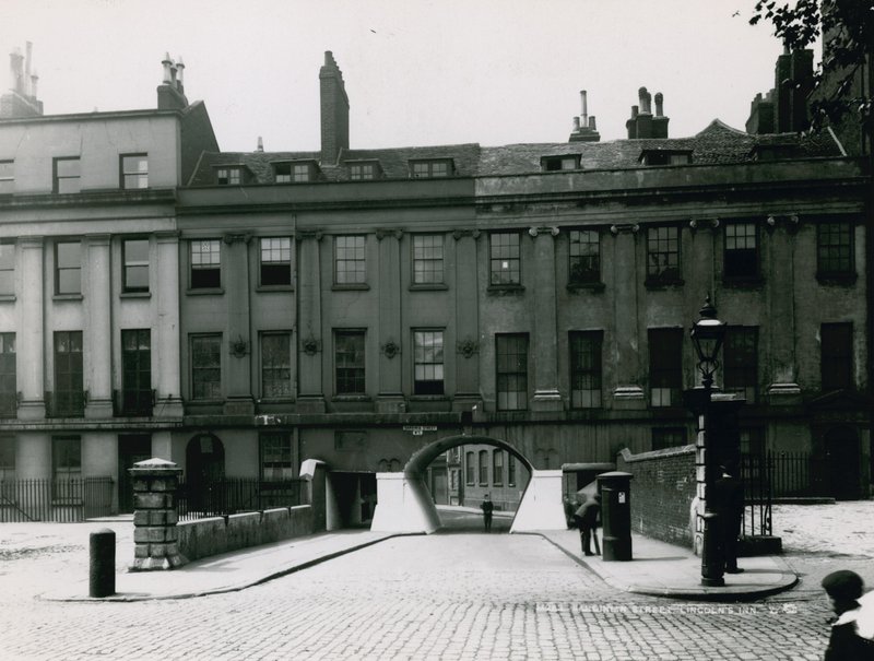 Sardinia Street, Lincolns Inn, Londyn autorstwa English Photographer