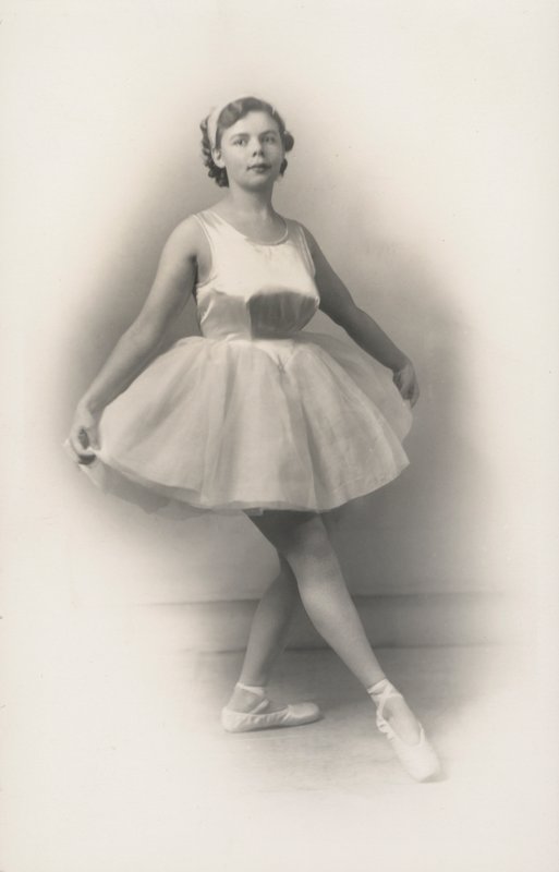 Nieco pulchna dziewczyna robi balet (zdjęcie czarno-białe) autorstwa English Photographer