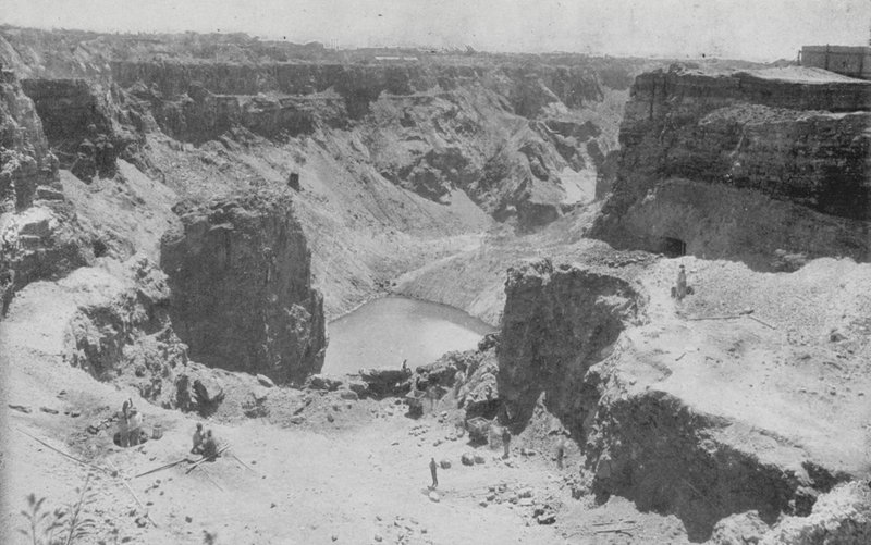 Republika Południowej Afryki: Open Workings, Kimberley (czarno-białe zdjęcie) autorstwa English Photographer
