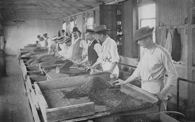 Republika Południowej Afryki: Searching Tables, De Beers Diamond Mines, Kimberley (zdjęcie czarno-białe) autorstwa English Photographer