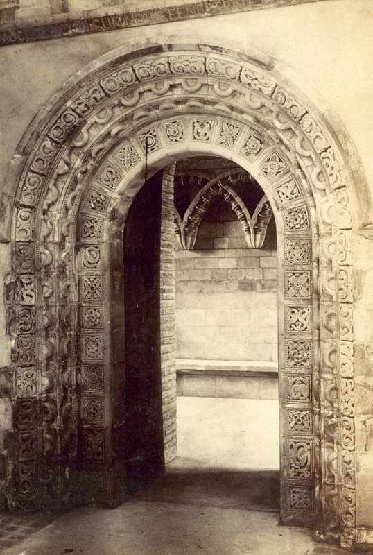 Opactwo St Albans, Norman Door (zdjęcie czarno-białe) autorstwa English Photographer