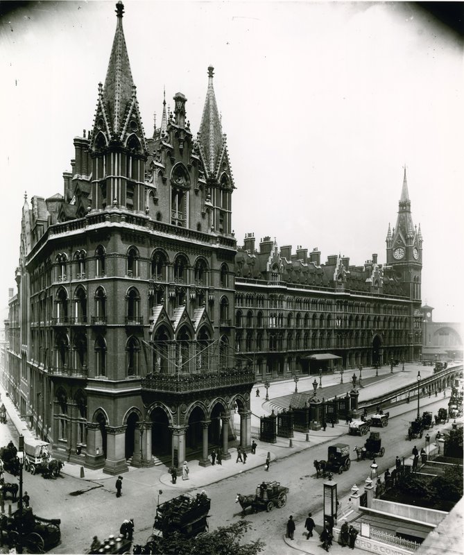 Dworzec kolejowy St. Pancras; fotografia z kwietnia 1899 autorstwa English Photographer