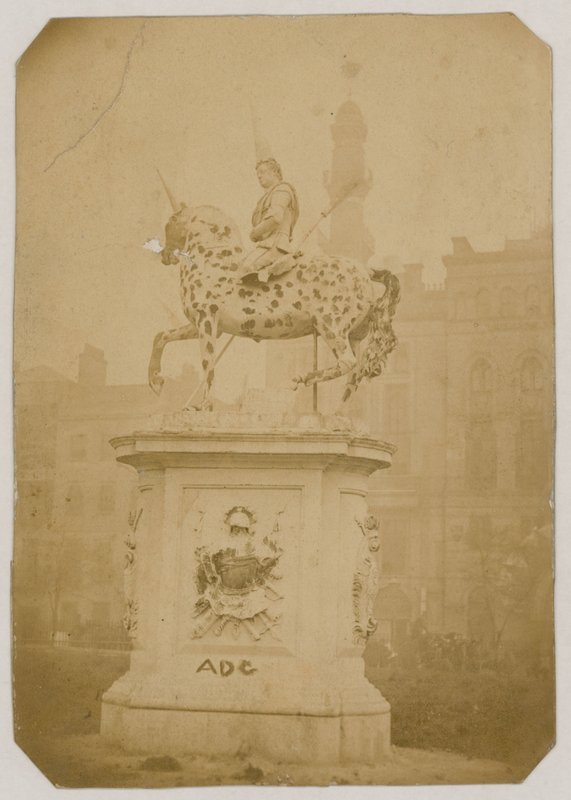 Pomnik króla Jerzego I, Leicester Square, Londyn; zdjęcie zrobione w 1866 autorstwa English Photographer