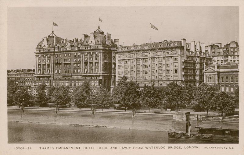 Thames Embankment Hotel Cecil i Savoy od Waterloo Bridge w Londynie autorstwa English Photographer