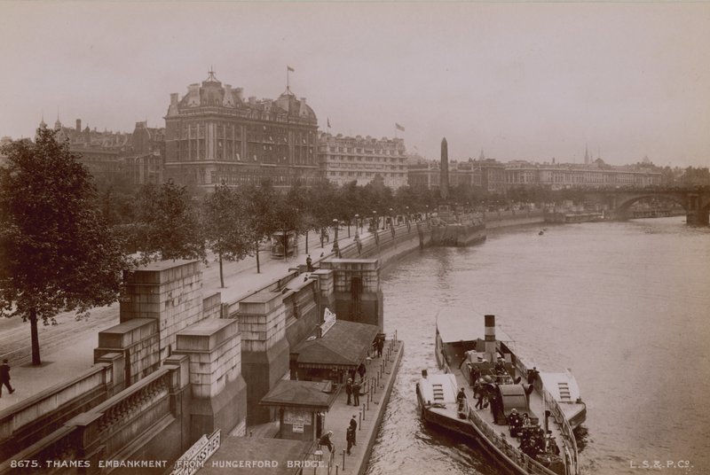 Thames Embankment z Hungerford Bridge autorstwa English Photographer