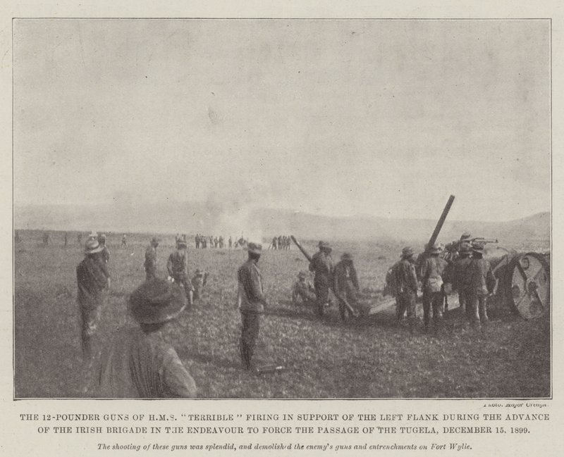 12-funtowe działa HMS Terrible strzelające na wsparcie lewej flanki podczas natarcia Brygady Irlandzkiej w dążeniu do wymuszenia przejścia Tugela, 15 grudnia 1899 autorstwa English Photographer