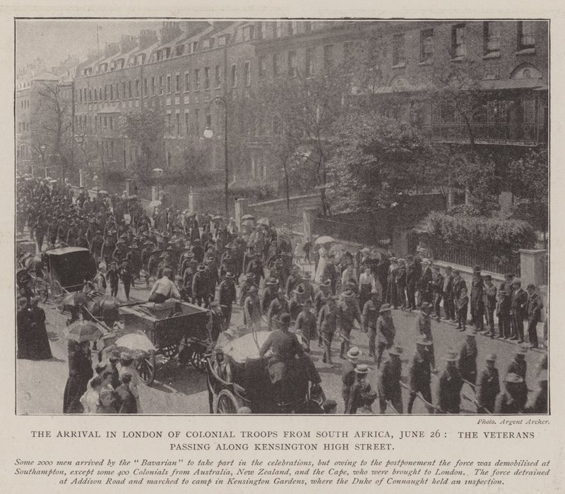 Przybycie do Londynu wojsk kolonialnych z Republiki Południowej Afryki, 26 czerwca, weterani przechodzący wzdłuż Kensington High Street autorstwa English Photographer