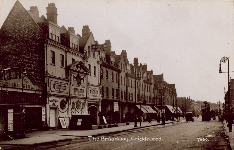 The Broadway, Cricklewood, Londyn autorstwa English Photographer