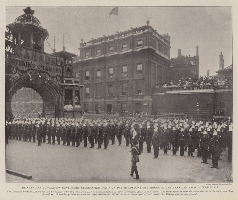Kanadyjski Kontyngent Koronacyjny świętujący Dzień Dominium w Londynie, Oddziały w Canadian Arch w Whitehall autorstwa English Photographer