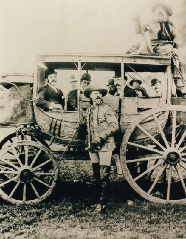 Dyliżans Deadwood w Londynie - Buffalo Bill stoi, John Nelson w pudle autorstwa English Photographer