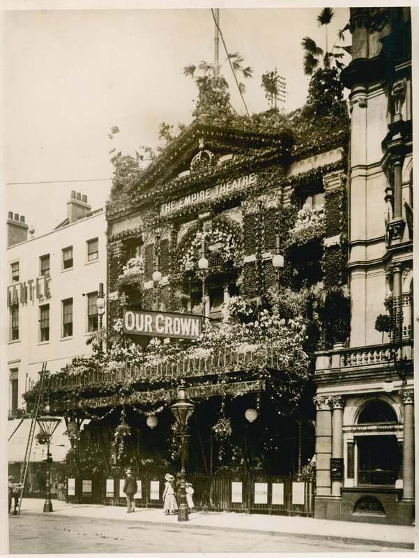 Empire Theatre, Leicester Square, Londyn, udekorowany na Diamentowy Jubileusz Królowej Wiktorii, czerwiec 1897 autorstwa English Photographer