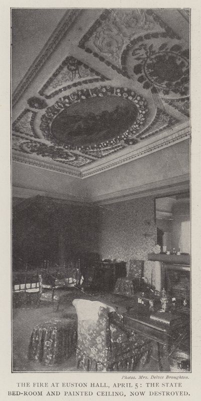 Pożar w Euston Hall, 5 kwietnia, państwowa sypialnia i pomalowany sufit, teraz zniszczone autorstwa English Photographer