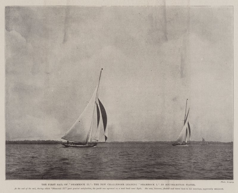 Pierwszy żagiel Shamrock II, nowy Challenger prowadzący Shamrock I w Southampton Water autorstwa English Photographer