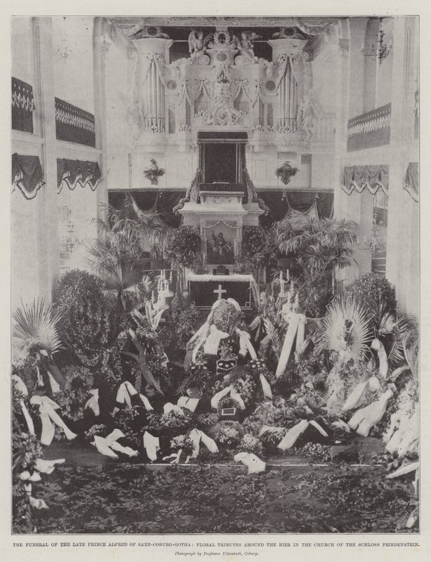 Pogrzeb zmarłego księcia Alfreda Saxe-Coburg-Gotha, Kwiatowe hołdy wokół mar w kościele Schloss Friedenstein autorstwa English Photographer