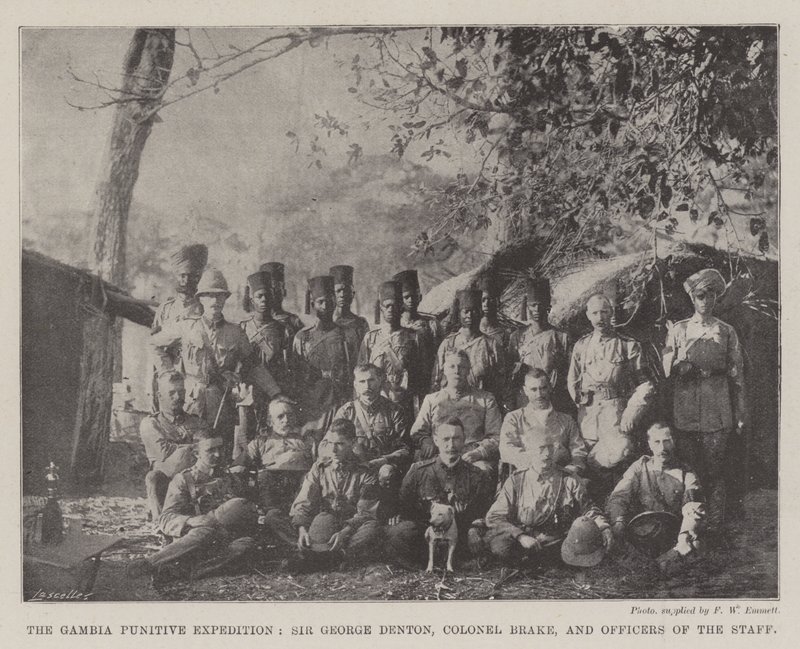 Gambia Punitive Expedition, Sir George Denton, pułkownik Brake i oficerowie sztabu autorstwa English Photographer