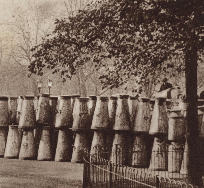 Strajk generalny 1926, magazyn mleka w Hyde Parku Londyn autorstwa English Photographer