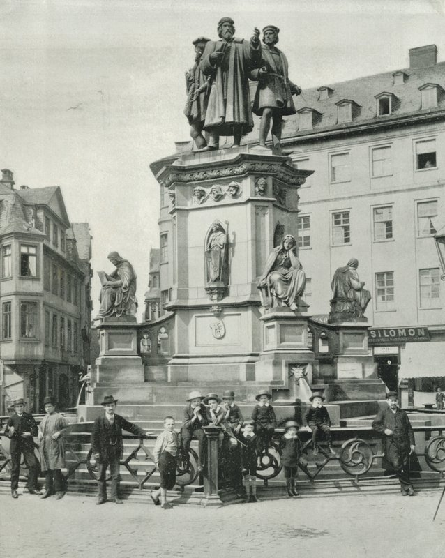 Pomnik Gutenberga we Frankfurcie (zdjęcie czarno-białe) autorstwa English Photographer