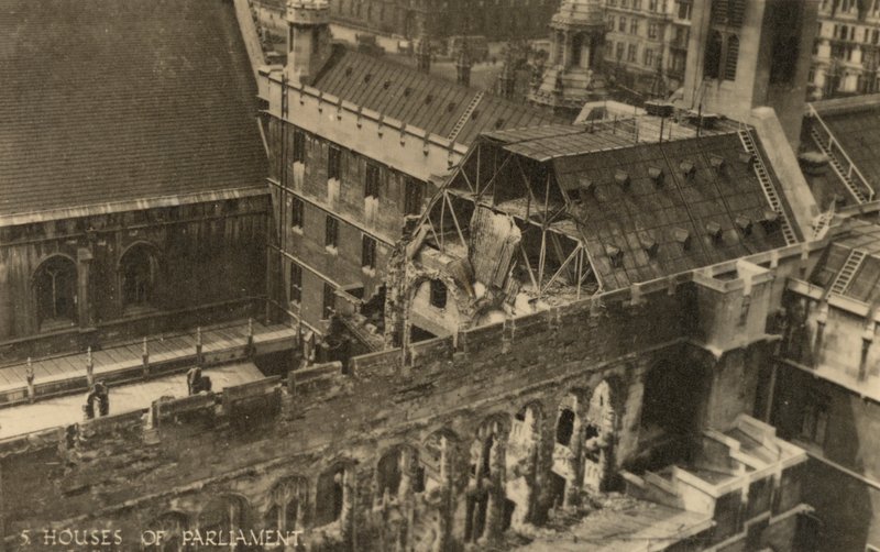 Houses of Parliament, Londyn, ukazujące uszkodzenia bomb podczas II wojny światowej (zdjęcie czarno-białe) autorstwa English Photographer