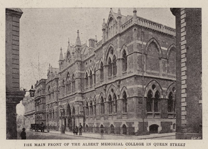 Główny front Albert Memorial College przy Queen Street autorstwa English Photographer