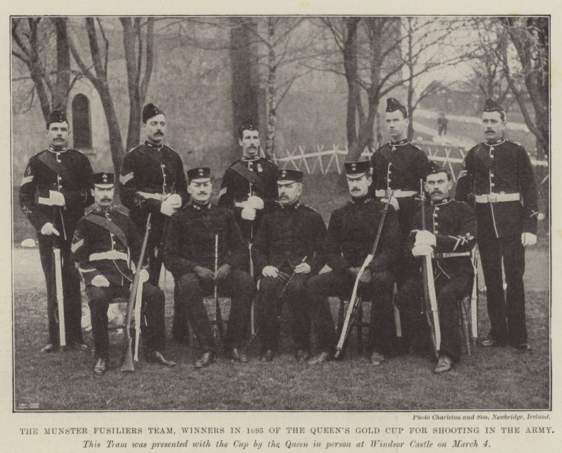 Munster Fusiliers Team, zwycięzcy w 1895 roku Złotego Pucharu Queens za strzelectwo w wojsku autorstwa English Photographer