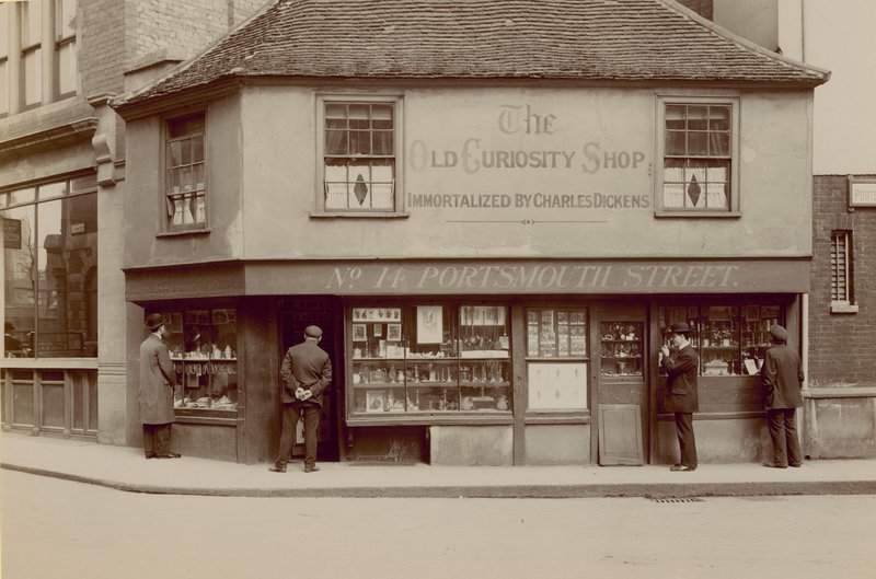 The Old Curiosity Shop, 14 Portsmouth Street, Lincolns Inn Fields, Londyn autorstwa English Photographer