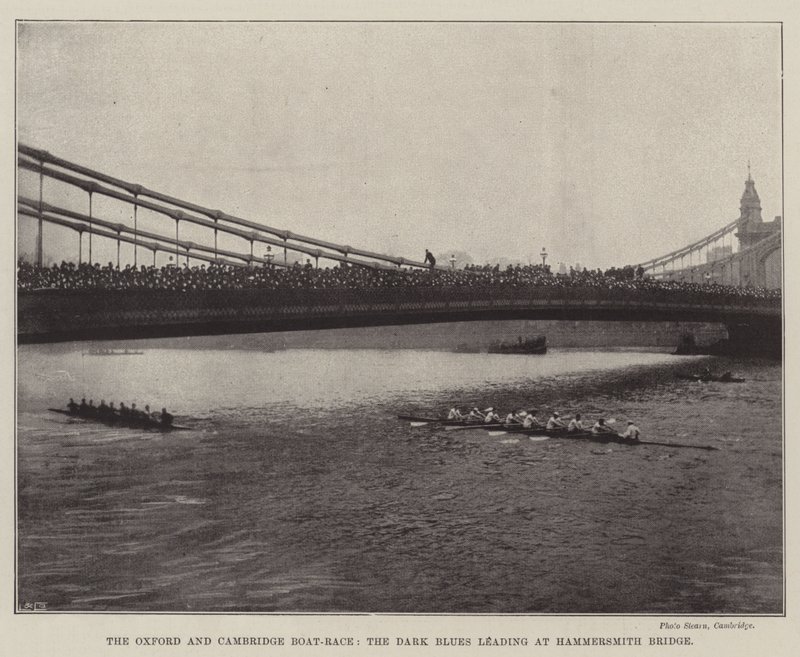 Oxford i Cambridge Boat-Race, Dark Blues prowadzący na Hammersmith Bridge autorstwa English Photographer