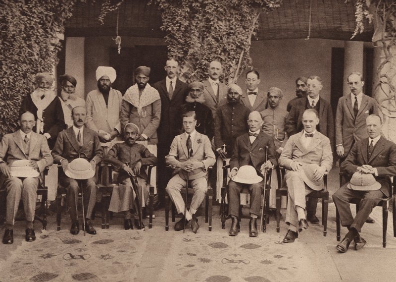Książę i maharadża Kumar w rezydencji w Udaipur (zdjęcie czarno-białe) autorstwa English Photographer