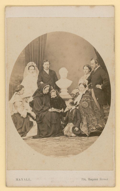 Książę Walii, przyszły król Edward VII, z nową żoną, w grupie królewskiej, w tym królowa Wiktoria (zdjęcie czarno-białe) autorstwa English Photographer