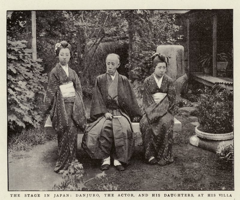 Scena w Japonii, Danjuro, aktor i jego córki w jego willi autorstwa English Photographer