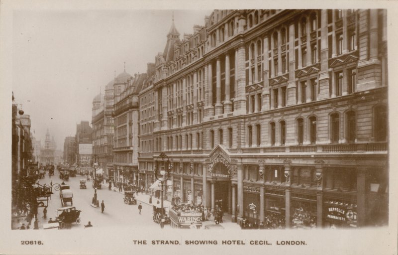 The Strand, Hotel Cecil, Londyn (zdjęcie czarno-białe) autorstwa English Photographer