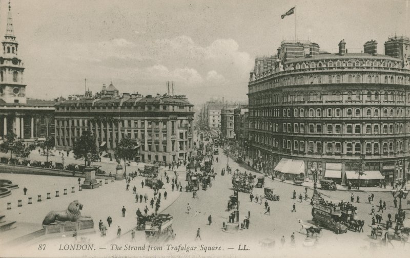 The Strand z Trafalgar Square, Londyn autorstwa English Photographer
