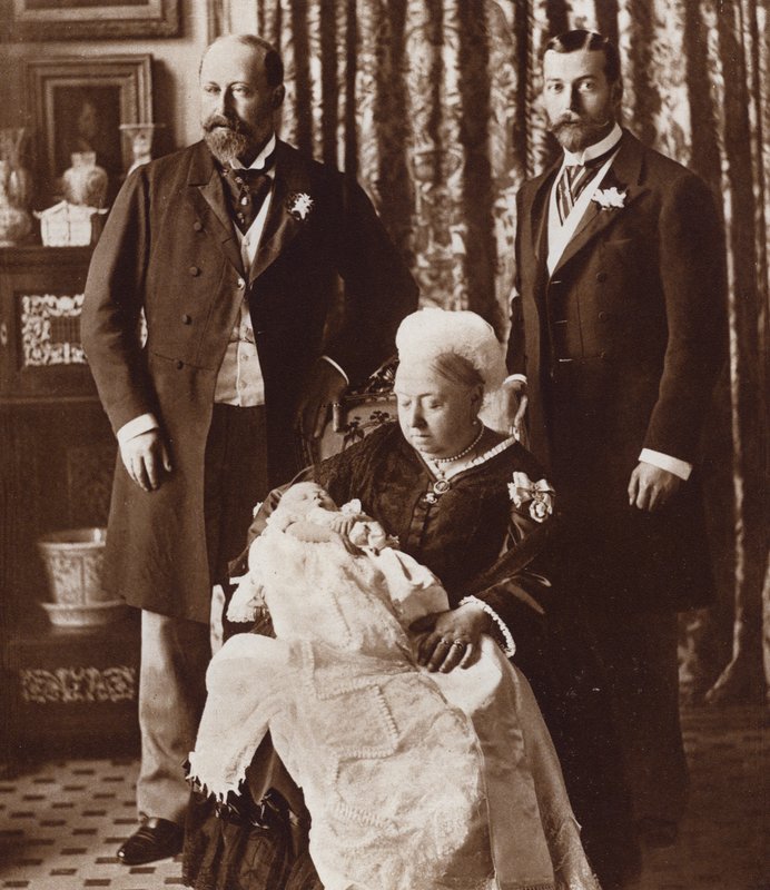 Chrzest przyszłego króla Edwarda VIII z udziałem królowej Wiktorii, króla Edwarda VII i króla Jerzego V (zdjęcie czarno-białe) autorstwa English Photographer