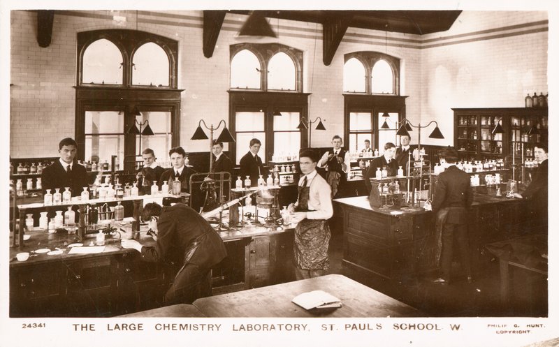 Duże laboratorium chemiczne Szkoły św. Pawła (zdjęcie czarno-białe) autorstwa English Photographer