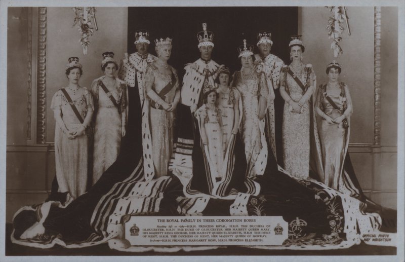 Rodzina królewska w szatach koronacyjnych (zdjęcie czarno-białe) autorstwa English Photographer