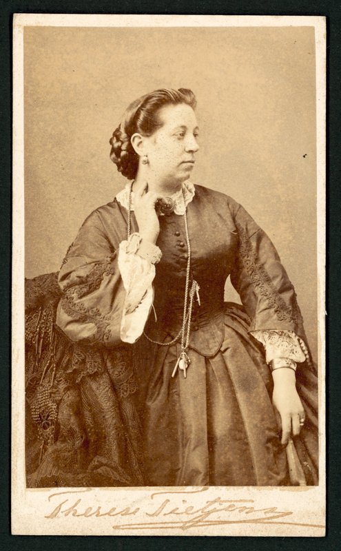 Therese Tietjens, portret (zdjęcie czarno-białe) autorstwa English Photographer