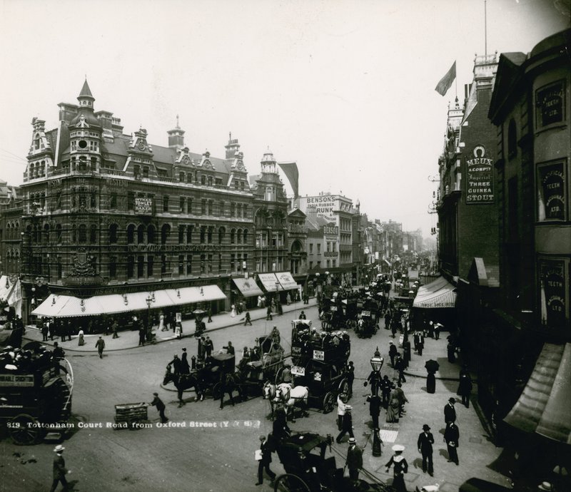 Tottenham Court Road od Oxford Street w Londynie autorstwa English Photographer