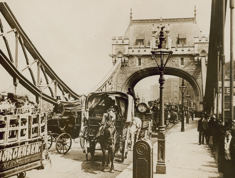 Ruch uliczny przejeżdżający przez Tower Bridge autorstwa English Photographer