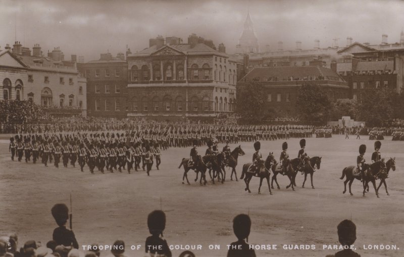 Przejście barw na Horse Guards Parade, Londyn (zdjęcie czarno-białe) autorstwa English Photographer