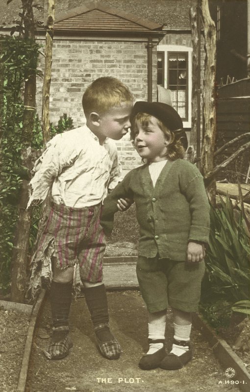 Dwóch małych chłopców knuje (kolorowe zdjęcie) autorstwa English Photographer