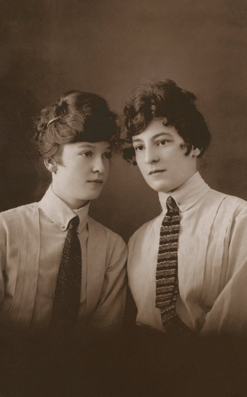 Dwie młode edwardiańskie kobiety w krawatach (zdjęcie czarno-białe) autorstwa English Photographer