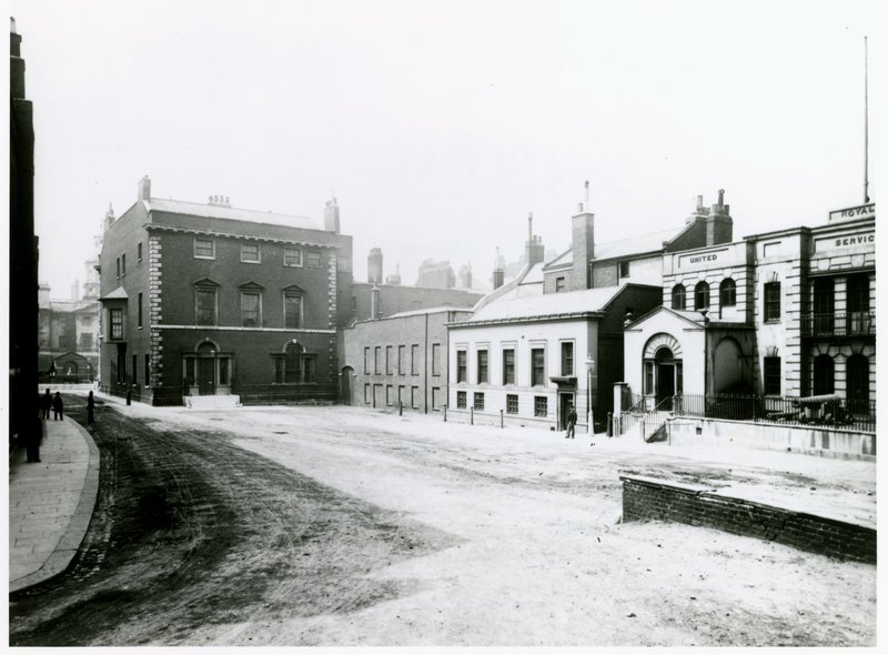 Whitehall Court or Yard, Dom Vanbrugh, zburzony 1898 autorstwa English Photographer