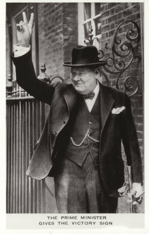 Winston Churchill wykonujący znak zwycięstwa przed 10 Downing Street, 5 czerwca autorstwa English Photographer