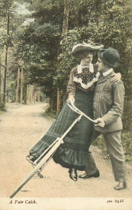 Kobieta spadająca z roweru w ramiona mężczyzny (kolorowe zdjęcie) autorstwa English Photographer