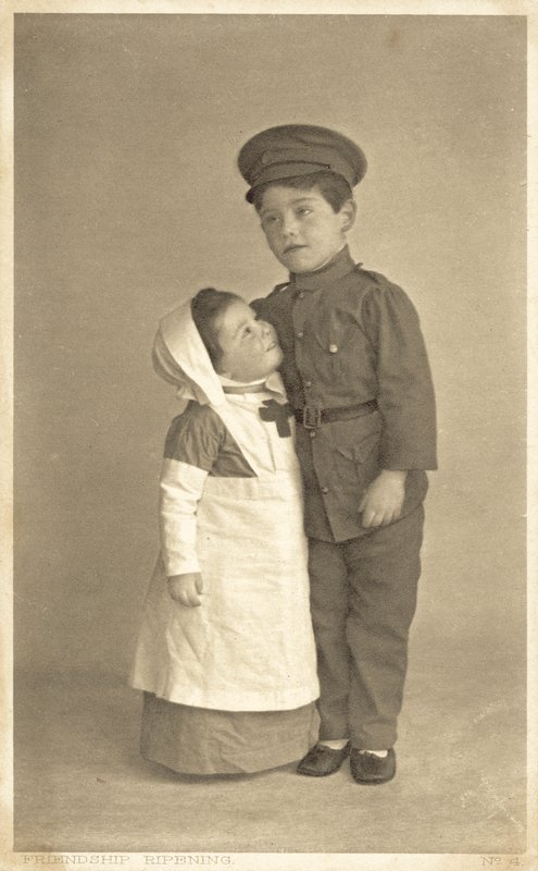 Młoda dziewczyna i chłopak w odgrywaniu ról z I wojny światowej (zdjęcie czarno-białe) autorstwa English Photographer