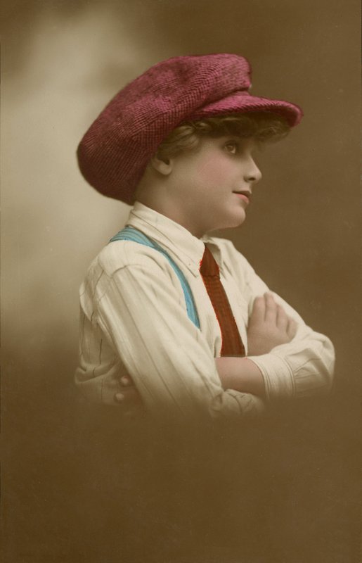 Młoda dziewczyna w czapce (zdjęcie kolorowe) autorstwa English Photographer