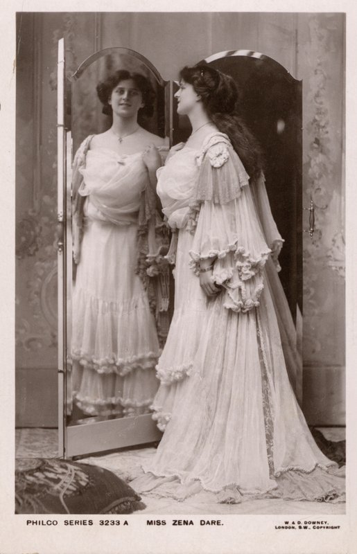 Zena Dare, angielska piosenkarka i aktorka (zdjęcie czarno-białe) autorstwa English Photographer